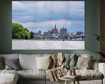 Uitzicht over de rivier de Warnow naar de Hanzestad Rostock van Rico Ködder