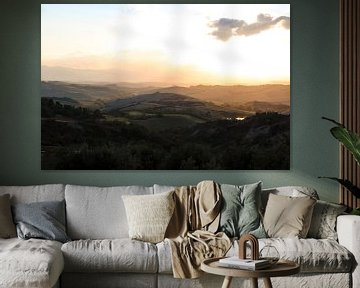 De heuvels van Toscane tijdens een zonsondergang van Wesley Flaman
