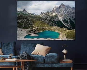 Bergsee, umgeben von den wunderschönen schroffen Bergen und spitzen Felsen der Dolomiten - Italien
