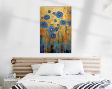 Blaue Blumen auf goldenem Hintergrund von Whale & Sons