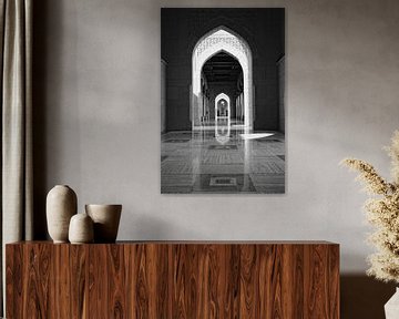 La grande mosquée du Sultan Qaboos à Mascate Oman en noir et blanc sur Yvonne Smits