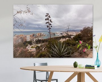 Uitzicht over Malaga vanaf de Gibralfaro-berg, de vuurtoornberg. van Marjolein Zijlstra