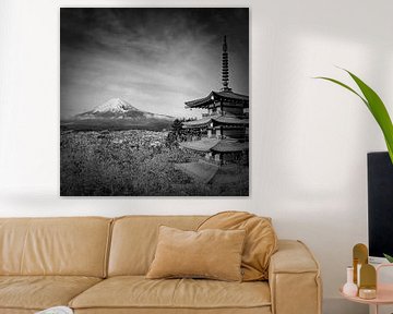 Prachtig uitzicht op de berg Fuji met Chureito pagode | monochroom van Melanie Viola