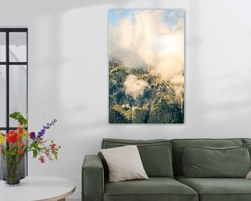 Berge in den Wolken - Sonnenbeschienene Berglandschaft