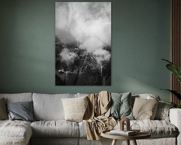Mystieke Hoogten Berglandschap in Zwart-Wit van Femke Ketelaar