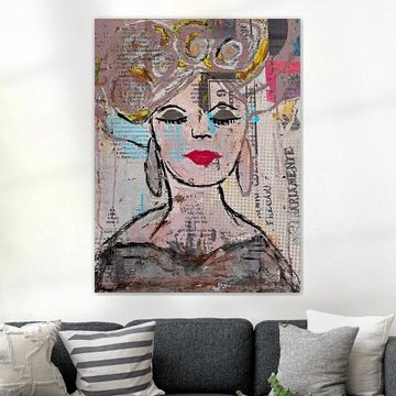 Madame Laila aux lèvres rouges