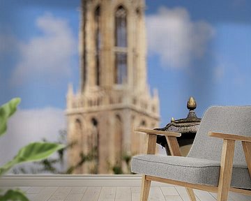 Ein verschwommener Domturm in Utrecht von der Nieuwegracht aus gesehen in Farbe