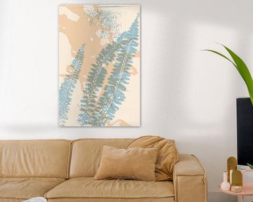 Abstracte botanische kunst. Varenbladeren in lichtblauw op beige. van Dina Dankers