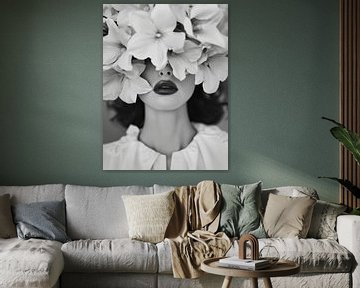 Vrouw met bloemen van Bert Nijholt