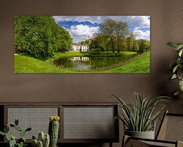 Uitzicht op een fraai landhuis gelegen in een mooi park in het dorp Baak van John Stuij