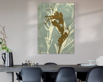 Abstract botanisch. Bloemen in wit en goud op salie. van Dina Dankers