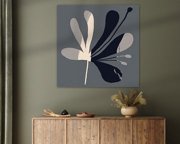 Abstract minimalistisch botanisch. Bloem in zwart en wit op grijs. van Dina Dankers