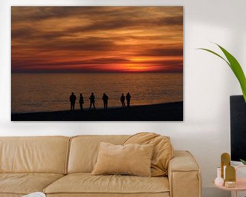 mensen op het strand van de Algarve na zonsondergang, Portugal