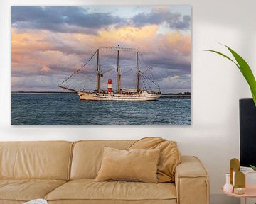 Pier toren en zeilschip op de Oostzee tijdens de Hanse Sail van Rico Ködder