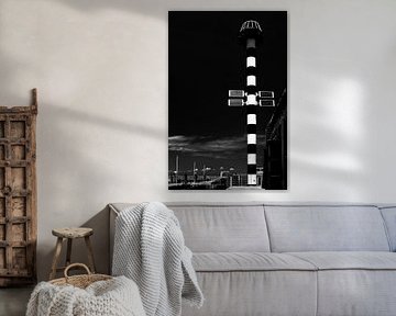 Lichtmast op zonne-energie in Harlingen in zwart-wit