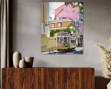 Gele tram in Lissabon van Merel Pape Photography