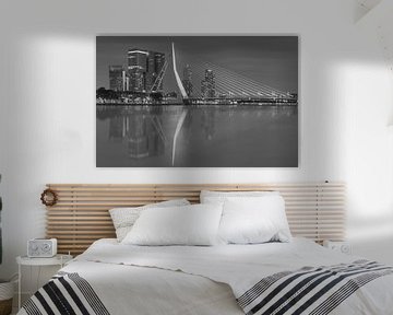 Skyline von Rotterdam mit Erasmus-Brücke in schwarz-weiß von Ilya Korzelius