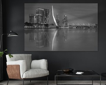Skyline van Rotterdam met Erasmusbrug in zwart-wit. van Ilya Korzelius