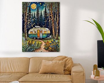 Verlichte caravan onder een magische maanhemel