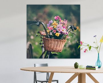 Bloemen versierd in een fietsmand van Poster Art Shop