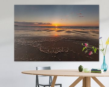 Zonsondergang op het strand. van Marc Vermeulen