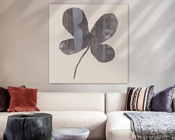 Bloemige silhouetten. Clover in taupe en wit. van Dina Dankers