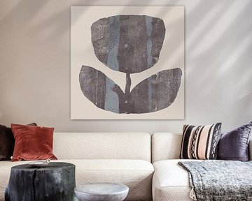 Bloemen silhouetten. Abstracte bloem in taupe op wit. van Dina Dankers