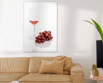Modern stilleven met een glas wijn en druiven van John van de Gazelle fotografie