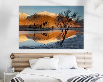 Zonsopgang, Kilchurn Castle weerspiegeld in Loch Awe, Argyll en Buteut van Arch White