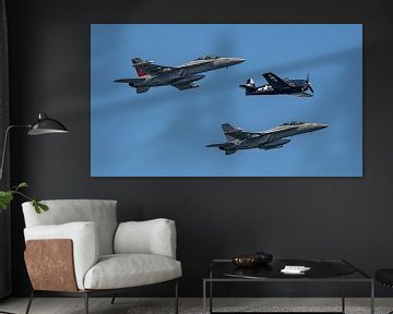 U.S. Navy EA-18G Growler Demo Team met F6F Hellcat. van Jaap van den Berg