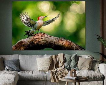 Grijze ijsvogel in vlucht op een boomstam van Poster Art Shop
