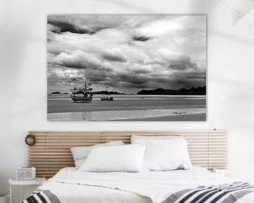 Vissersboot onder een stormachtige hemel in zwart-wit van Frank Photos