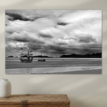 Fischerboot unter einem stürmischen Himmel in Schwarz-Weiß