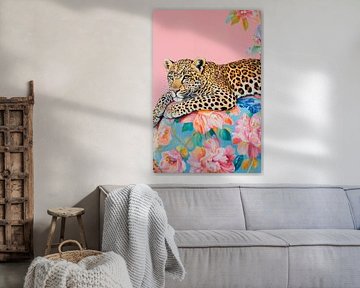 Leopard auf Blumenhintergrund von Poster Art Shop