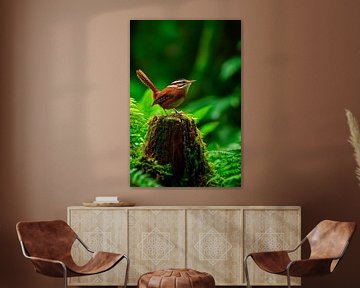 Schattige vogel in het bos op een boomstronk van Poster Art Shop
