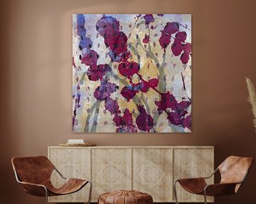 Wijnrode bloemen op beige. Abstract botanisch. van Dina Dankers