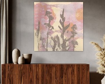 Wilde bloemen in beige op pastel geel, roze, paars. Abstract botanisch. van Dina Dankers