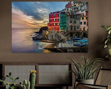 Riomaggiore bei Sonnenuntergang - Cinque Terre von Teun Ruijters