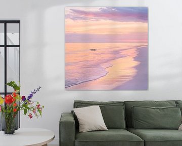 Zachte zonsondergang aan zee van Poster Art Shop