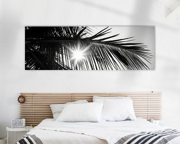 Zonnestralen door palmbladeren van Poster Art Shop