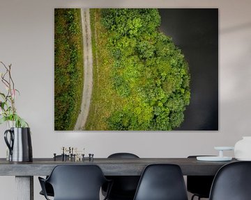 Landschap met pad, bossen en water van Mariska Vereijken