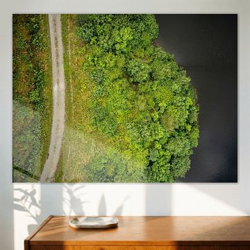 Landschaft mit Weg, Wald und Wasser