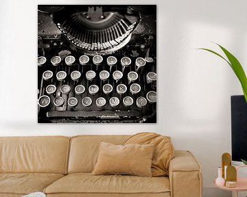 Zwart wit foto close-up oude typemachine van Vlindertuin-Art