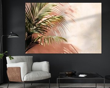 Tropische schaduwen op pastelkleurige muur van Poster Art Shop