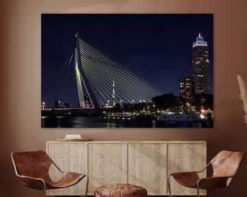 Geelgekleurde Erasmusbrug & Zalmhaventoren van SVFotografie