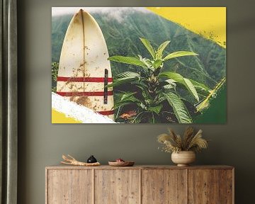 Surfplank en tropische plant met bergzicht van Art & Soul Creations