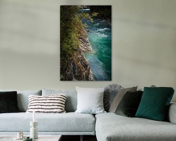 Rotswand en snelstromende berg rivier met blauw groen water. Nieuw Zeeland van Albert Brunsting