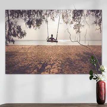 Vrouw op schommel - Koh Rong Samloem van WvH