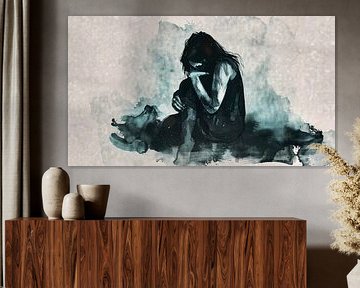 Melancholische vrouw omhelst haar knieën