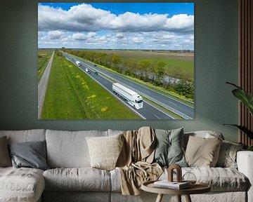 Verkeer op de N50 in Flevoland tijdens de lente